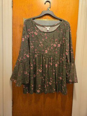 Green/Pink Top with Bell Sleeves L
